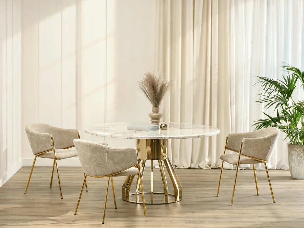 Mebel Partner Elegantiška smėlio spalvos MINŠTA KĖDĖ SU CLOE porankiais Auksinėmis kojomis