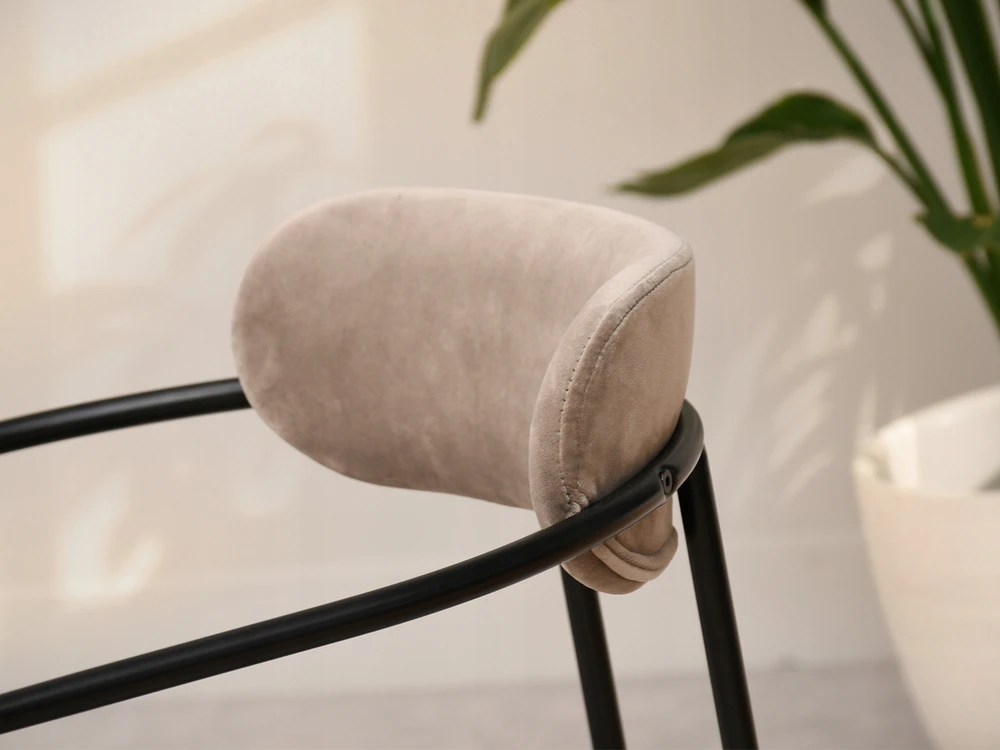 Mebel Partner ELEGANTIŠKOS KĖDĖS SU JUODU RĖMUOTU MALAGA PORANKIAIS BEGE VELOUR PREMIUM