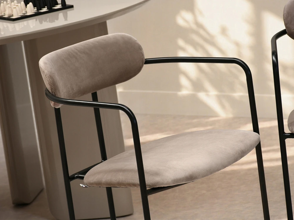 Mebel Partner ELEGANTIŠKOS KĖDĖS SU JUODU RĖMUOTU MALAGA PORANKIAIS BEGE VELOUR PREMIUM