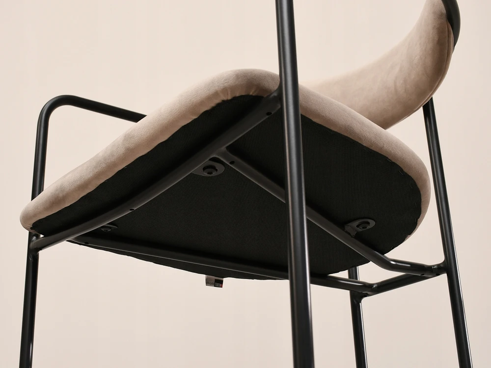 Mebel Partner ELEGANTIŠKOS KĖDĖS SU JUODU RĖMUOTU MALAGA PORANKIAIS BEGE VELOUR PREMIUM
