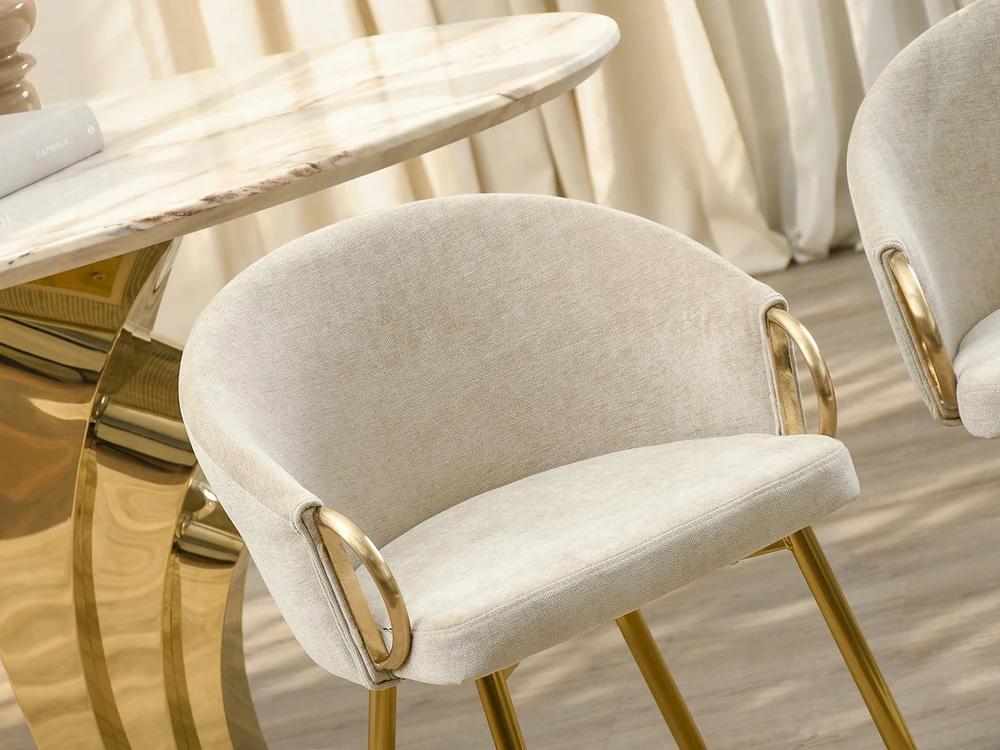 Mebel Partner ELEGANTIŠKOS VALGOMO KĖDĖS SU DEKORATYVIAIS RANKŲ ATRAMAIS CLARA CREAM AUKSINĖMIS KOJĖLĖMIS