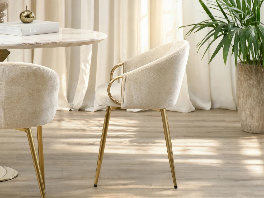 Mebel Partner ELEGANTIŠKOS VALGOMO KĖDĖS SU DEKORATYVIAIS RANKŲ ATRAMAIS CLARA CREAM AUKSINĖMIS KOJĖLĖMIS