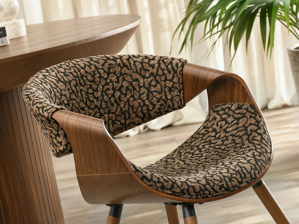 Mebel Partner GRAIKIETŲ RIEŠUTŲ LEOPARDO DĖMĖTA KĖDĖ, JUODA IR RUDA, SUlenktais porankiais