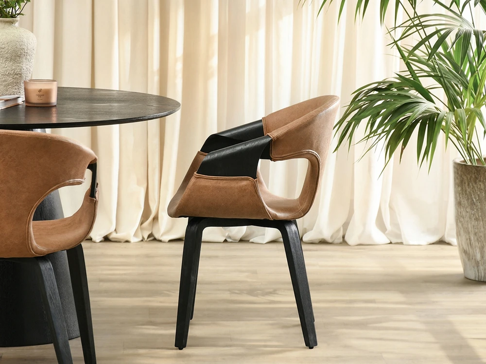 Mebel Partner JUODA MEDINĖ KĖDĖ IŠ ODA PANAŠIŲ RUDŲ AUDINIŲ VALGOMUI KORA