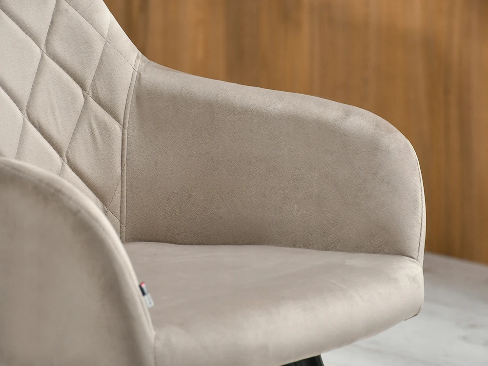 Mebel Partner KAIŠINĖ KĖDĖ IŠ VELVETINĖS SIŪVĖS KĖDĖS ANT tvirtos rąstinės kojos, smėlio spalvos