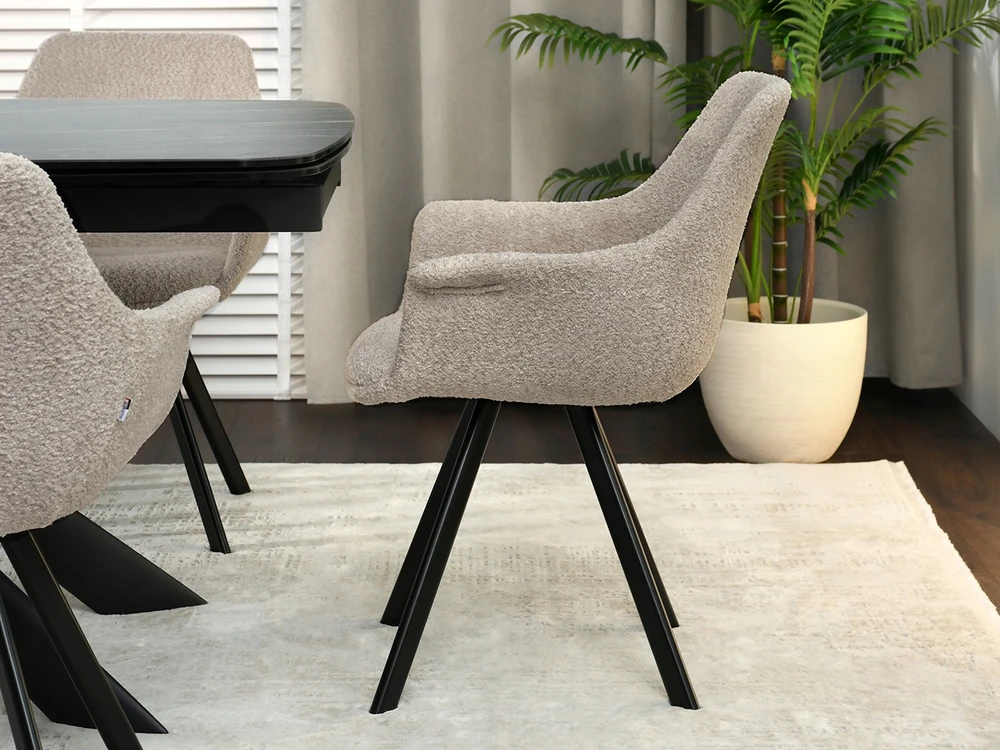 Mebel Partner KIAUŠINĖ KĖDĖ SU RANKŲ ATRAŠKAIS MAIRAUS AUDINIO BOUCLE MIRA BEIGE