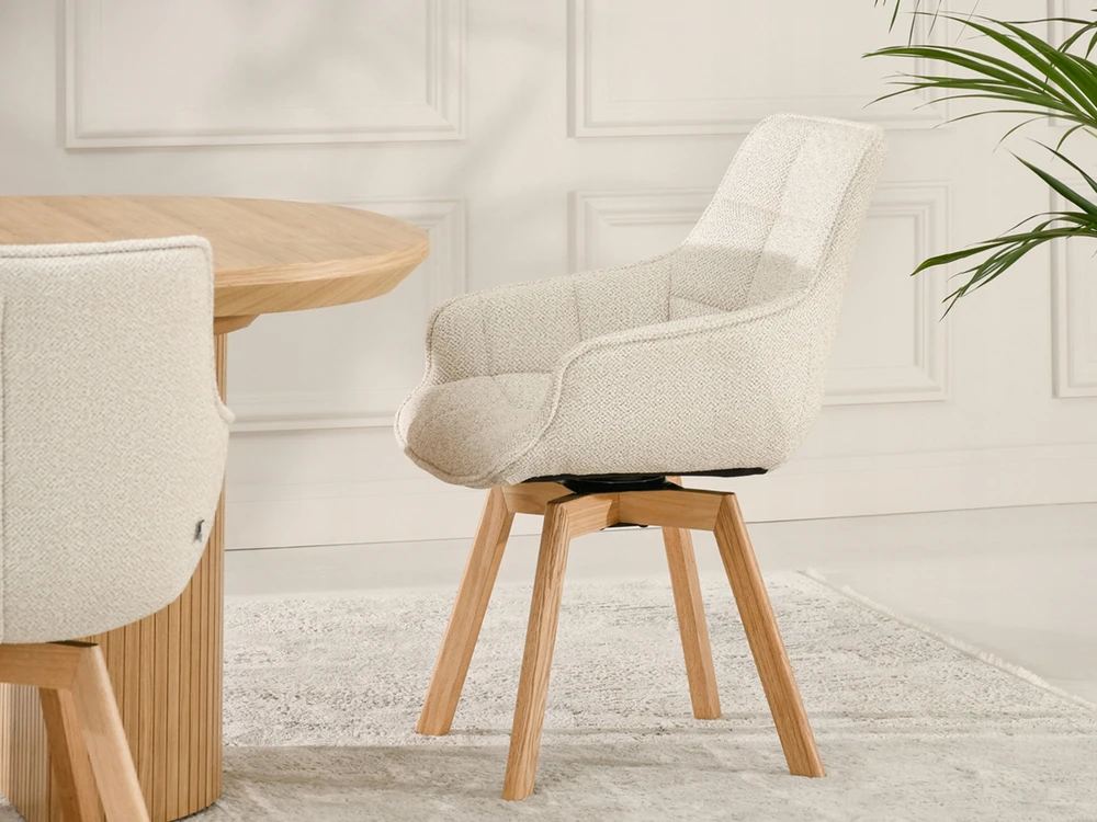 Mebel Partner KREMINĖ KĖDĖ SU STORIAIS KILPĖS APmušalais SU ARUBA RANKŲ ATRAMAIS Ąžuolo kojomis