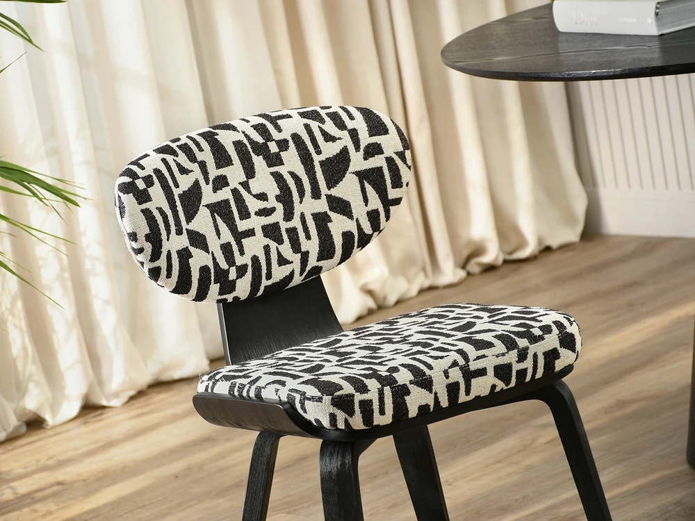 Mebel Partner MADINGA KĖDĖ SU UNIKALUS GEOMETRINIS RAŠTAS JULIO CREAM Juodas
