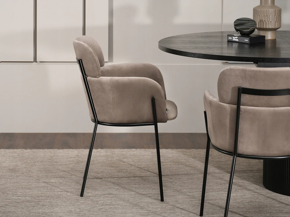 Mebel Partner MADINGA PATOGI KĖDĖ SU porankiais ORIGINALUS BIAGIO RĖMAS Smėlio spalvos veliūras