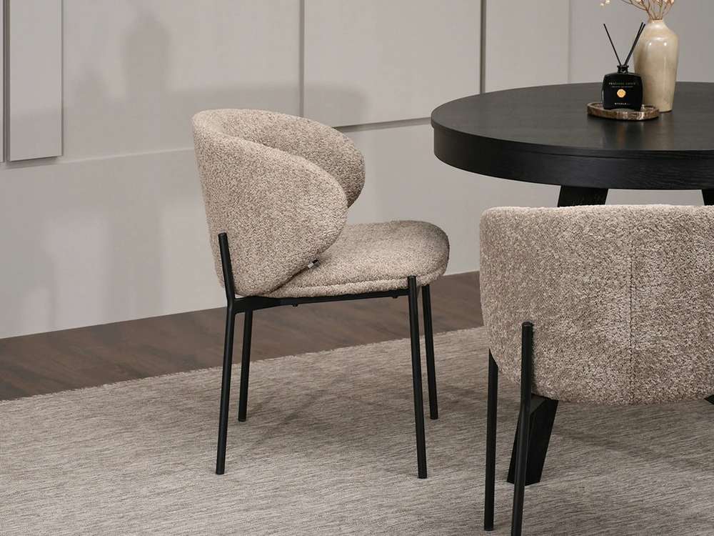 Mebel Partner MADINGA ŽEMAI MINŠTA KĖDĖ, smėlio smėlio spalvos MAREN ANT JUODO PAGRINDO