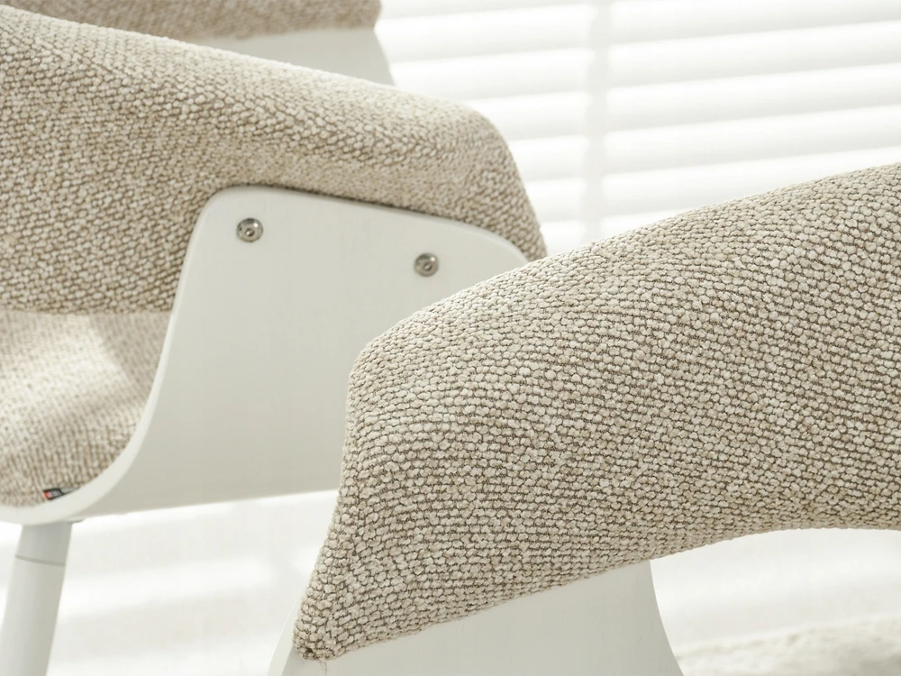 Mebel Partner MINIMALISTINĖ KAUŠINĖ KĖDĖ SVETAINEI BEIGE ŠENILĖ ELINA BALTA MEDIENA