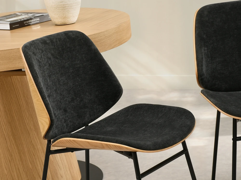 Mebel Partner MINIMALISTINĖ PAPRASTA KĖDĖ IŠ LENKTO MEDIENOS JORDI JUODO ĄŽUOLO AUDINIO