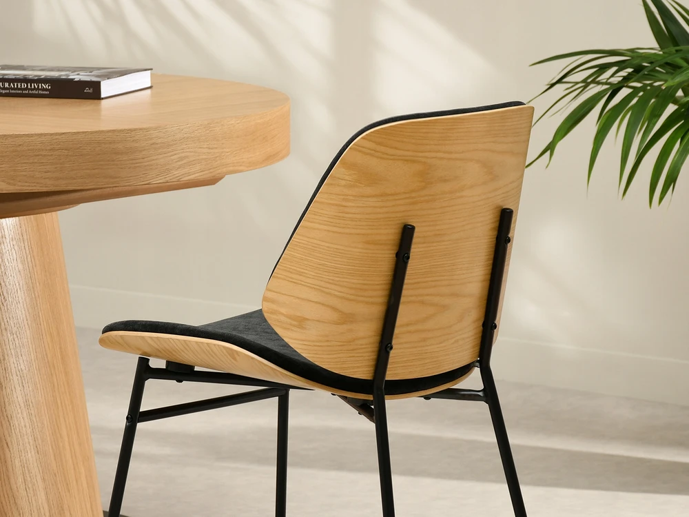 Mebel Partner MINIMALISTINĖ PAPRASTA KĖDĖ IŠ LENKTO MEDIENOS JORDI JUODO ĄŽUOLO AUDINIO