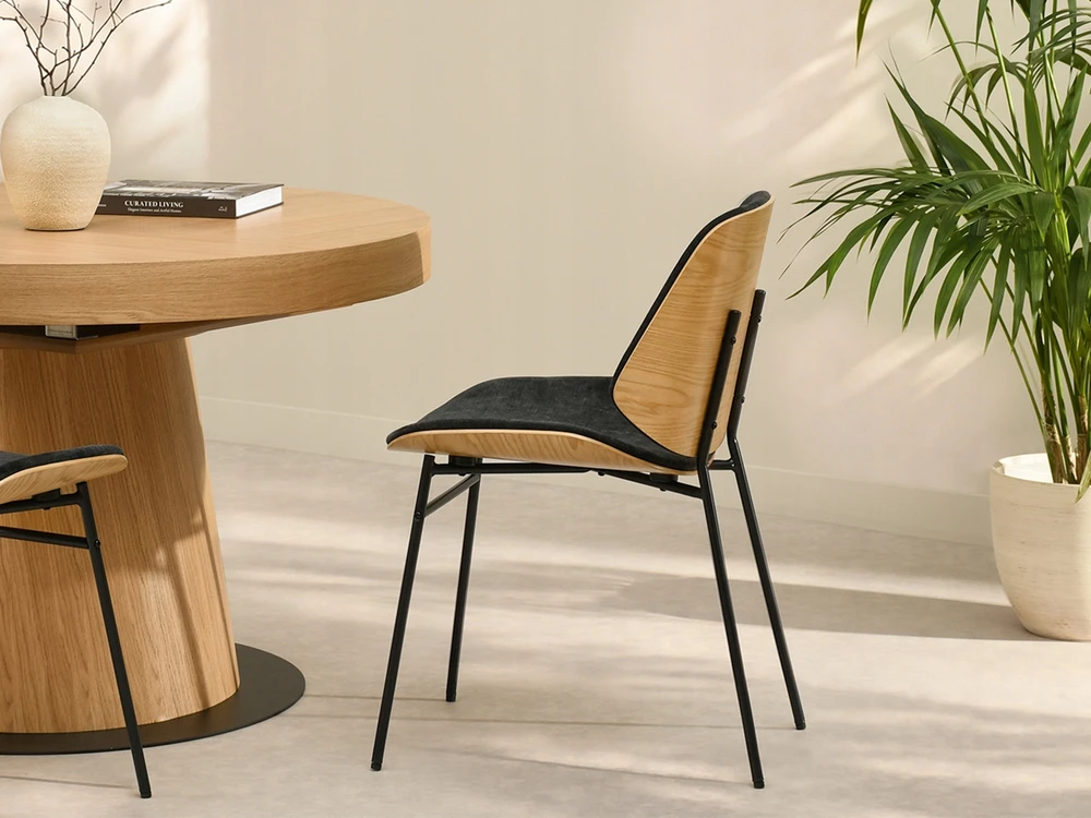 Mebel Partner MINIMALISTINĖ PAPRASTA KĖDĖ IŠ LENKTO MEDIENOS JORDI JUODO ĄŽUOLO AUDINIO