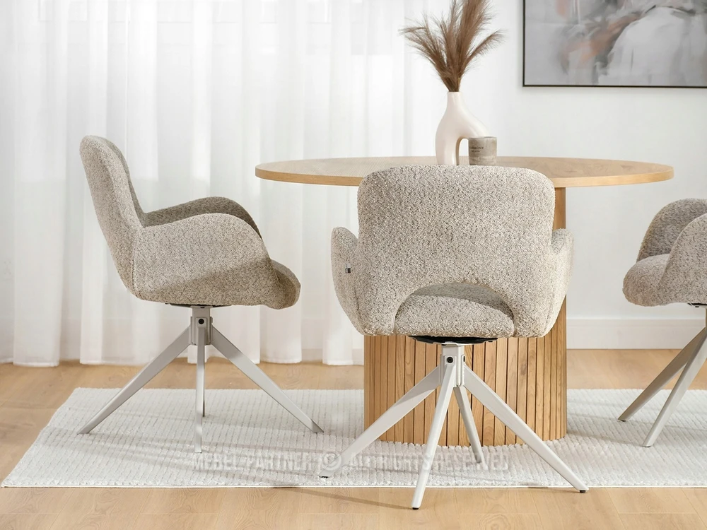 Mebel Partner MINKŠTA SUKAMA KĖDĖ IŠ miletinio smėlio spalvos MOTERIŠKO AUDINIO ANT PILKOS KOJĖS