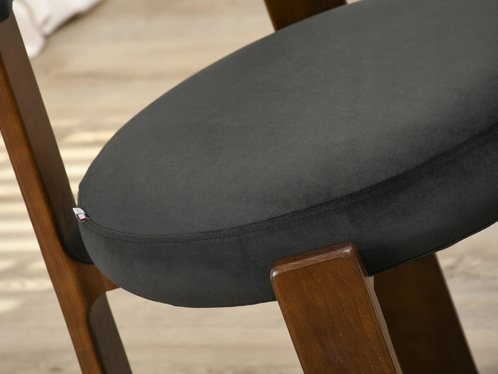 Mebel Partner MODERNI JUODOS KĖDĖS SU APVALIA SĖDYNE VALGOMUI KALINDA GRAIKIŲ RIEŠUTAS