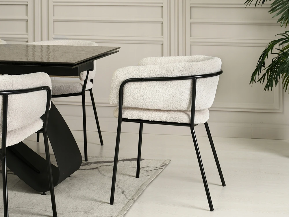 Mebel Partner MODERNI SORIN BOUCLE CREAM BUCKET KĖDĖ JUODO RĖME TIESIA KOJA