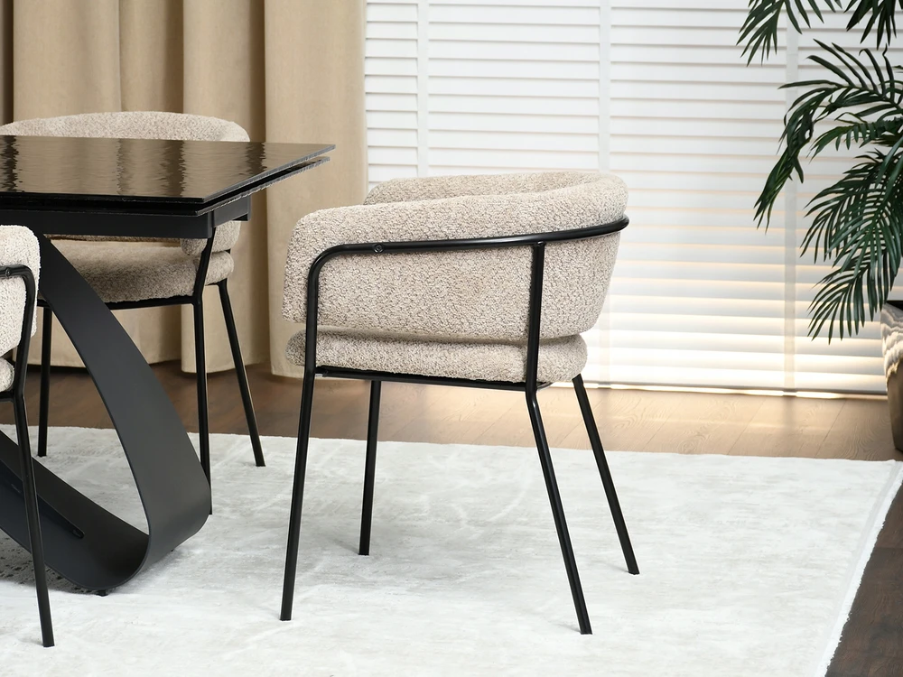 Mebel Partner PATOGI SORIN BOUCLE BEIGE KŪDINĖ KĖDĖ ANT JUODO VALGAMOJO PAGRINDO