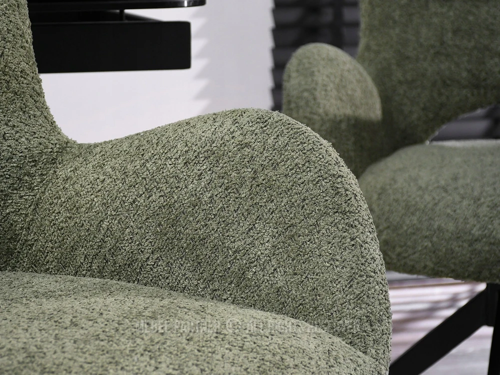 Mebel Partner PLIUSINĖ MINKŠTA KĖDĖ SU SUKIAMOSIOS JUODOS KOJĖS VALGOMOSIUI MILET Žalias