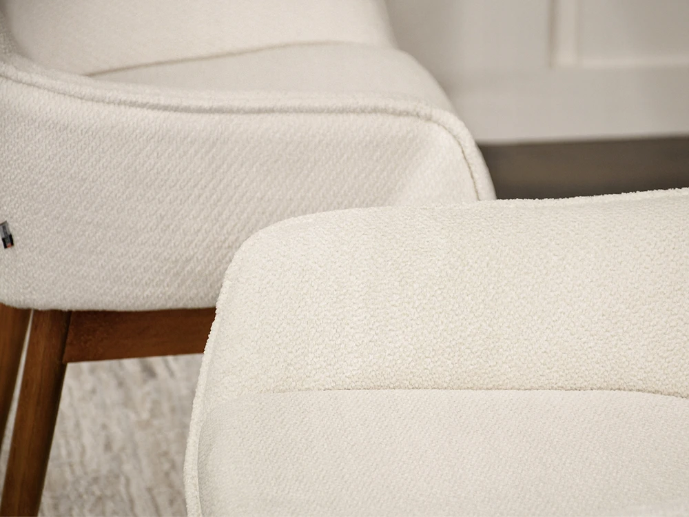 Mebel Partner STILINGA KĖDĖ SU YPAČ PATOGIAIS NUGAROS KREMINIAIS BALTAIS CORDIA GRAIKIETŲ RIEŠUTŲ KOJELĖMIS