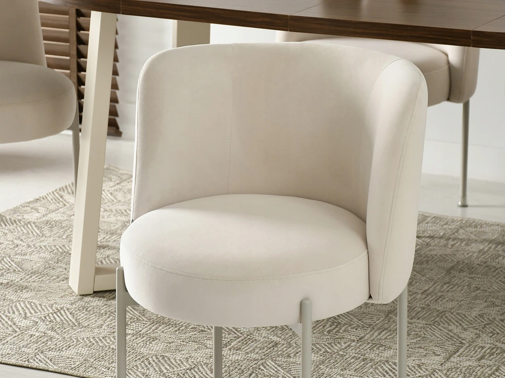 Mebel Partner STILINGA KIAUŠINĖ KĖDĖ VALGOMUI VELIURINIS KILMĖS ŠVIESOS KOJĖS CHARLOT CREAM BEIGE