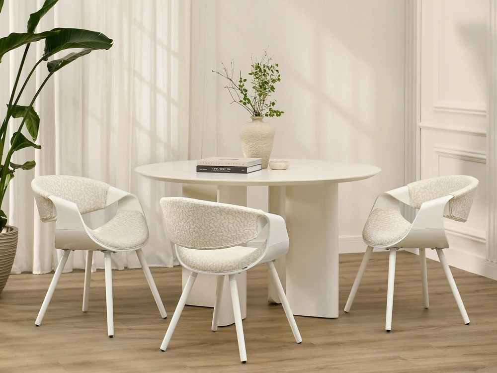 Mebel Partner STILINGA MEDINĖ KĖDĖ SU SMĖLIO IR KREMINIO SUlenkto BALTOS PAGRINDU