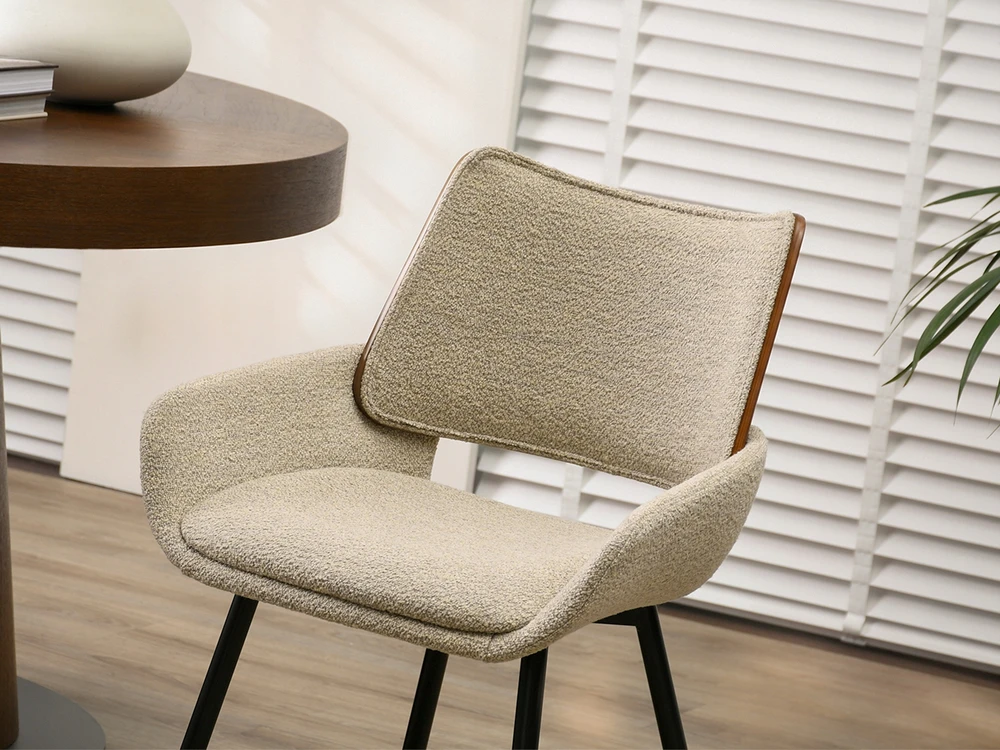 Mebel Partner STILINGA SVEČIAVIES KAMBARIO KĖDĖ SUlenkta MEDIENOS RIEŠUTŲ GRACE BOUCLE BEIGE Juodas