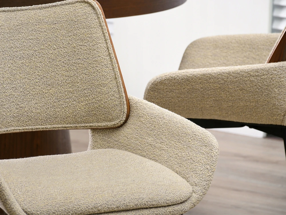 Mebel Partner STILINGA SVEČIAVIES KAMBARIO KĖDĖ SUlenkta MEDIENOS RIEŠUTŲ GRACE BOUCLE BEIGE Juodas