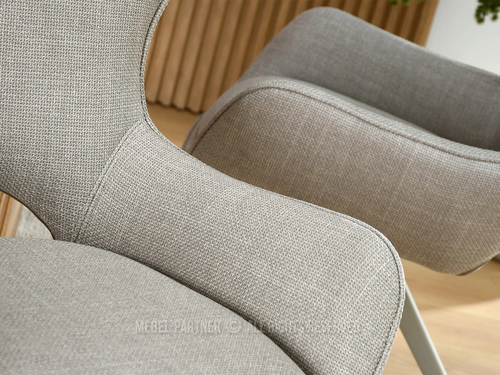 Mebel Partner SUKAMA KĖDĖ SU IŠkirpta NUGARĖLĖ MARGARET BEIGE AUDINIU ANT KOJOS BEIGE