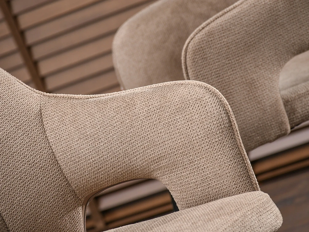 Mebel Partner ŠVIESA PATOGI KORBETINĖ KĖDĖ SU porankiais, smėlio spalvos ANT JUODŲ KOJŲ