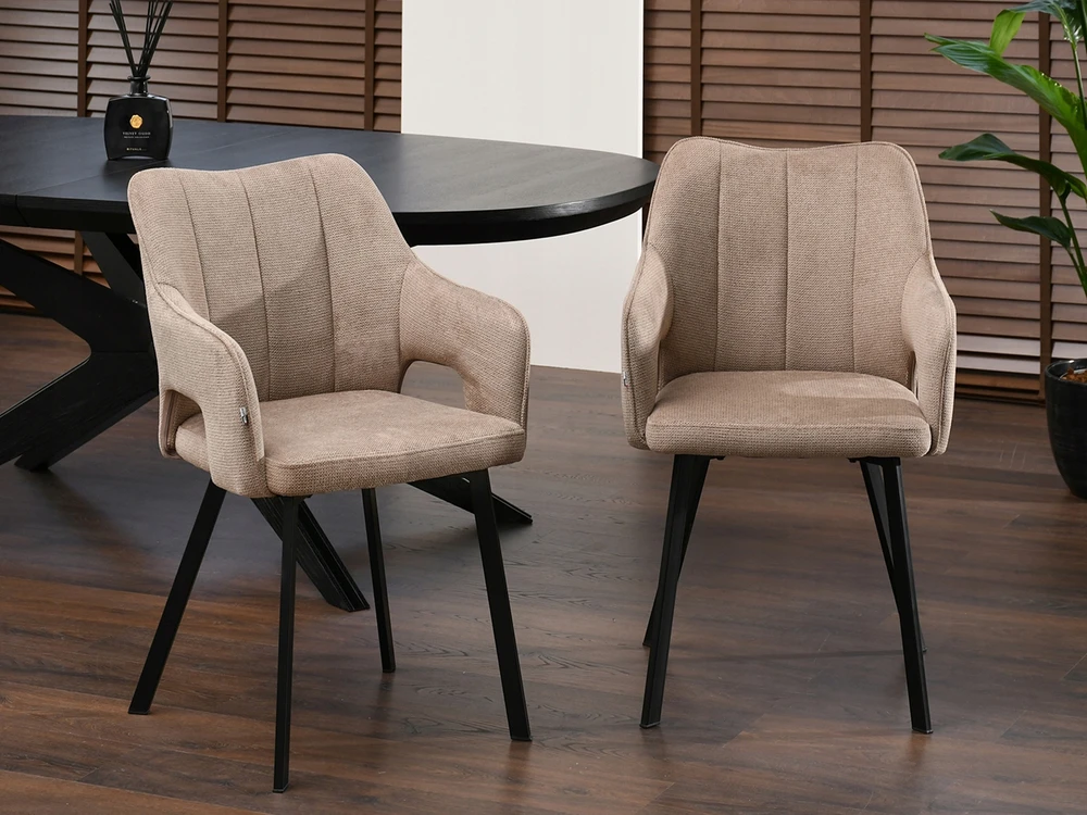 Mebel Partner ŠVIESA PATOGI KORBETINĖ KĖDĖ SU porankiais, smėlio spalvos ANT JUODŲ KOJŲ