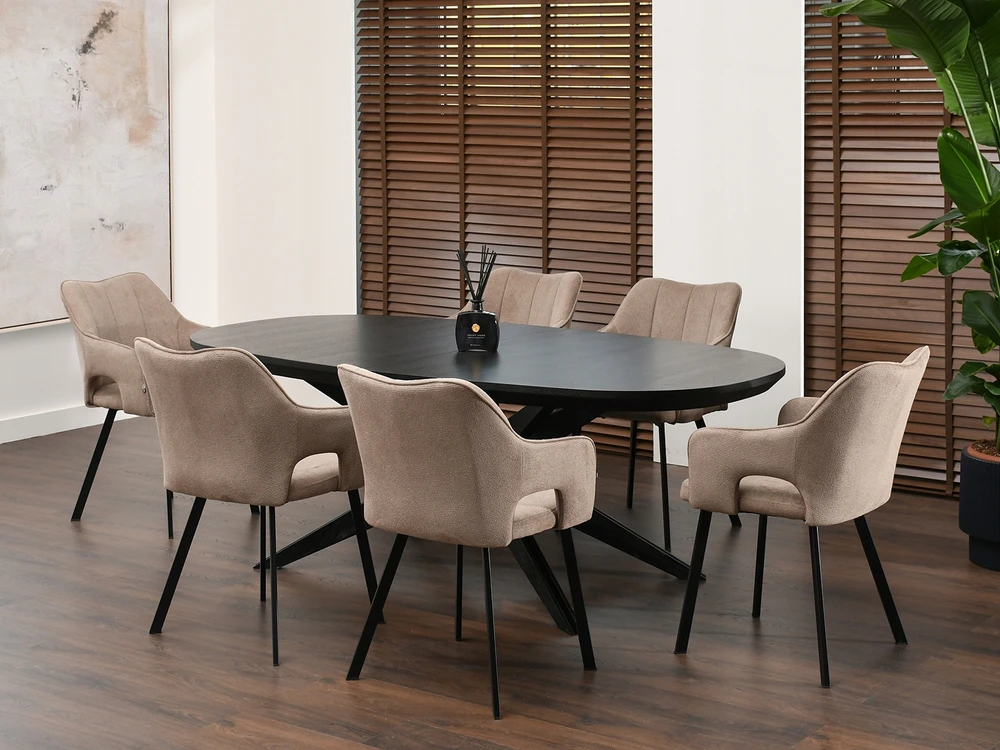 Mebel Partner ŠVIESA PATOGI KORBETINĖ KĖDĖ SU porankiais, smėlio spalvos ANT JUODŲ KOJŲ