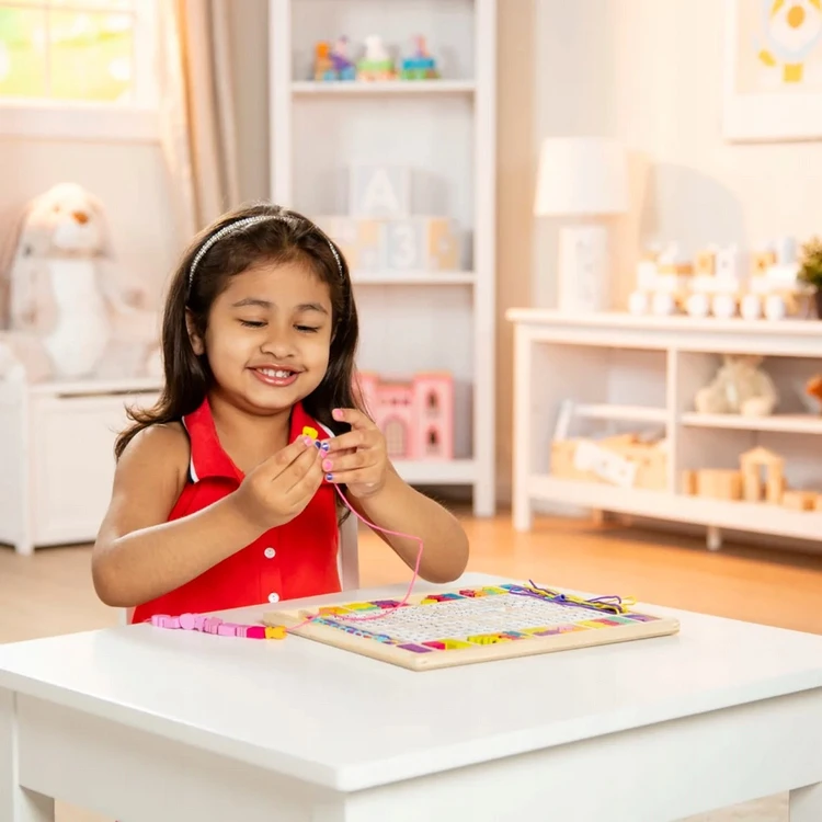 Medinių karoliukų vėrimo rinkinys su raidėmis Melissa & Doug