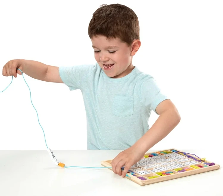 Medinių karoliukų vėrimo rinkinys su raidėmis Melissa & Doug