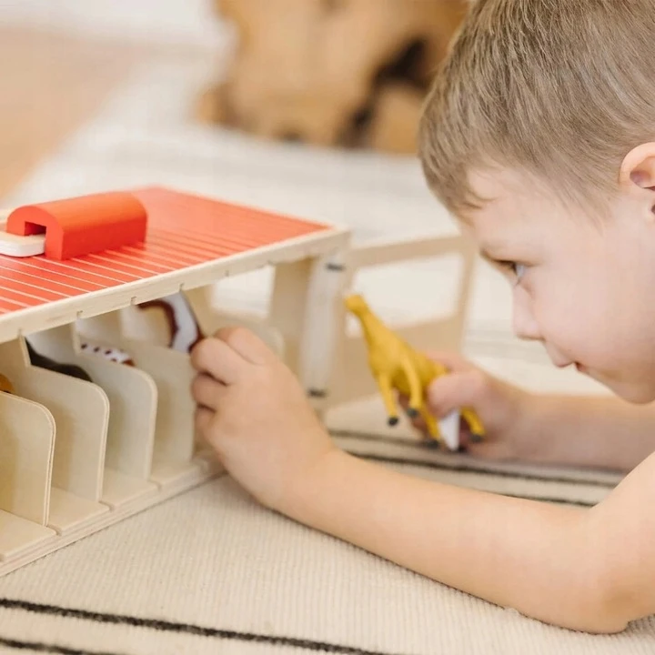 Melissa & Doug Arklidė, 8 gardai, mediniai, arklidės žaislų komplektas, arkliukai 3+