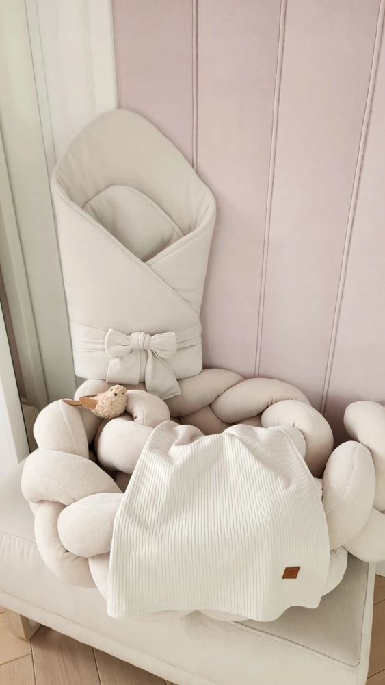 MimiNu OCHRANIACZ do łóżeczka warkocz PREMIUM SOFT PRĄŻEK 220-240 cm Pilkas