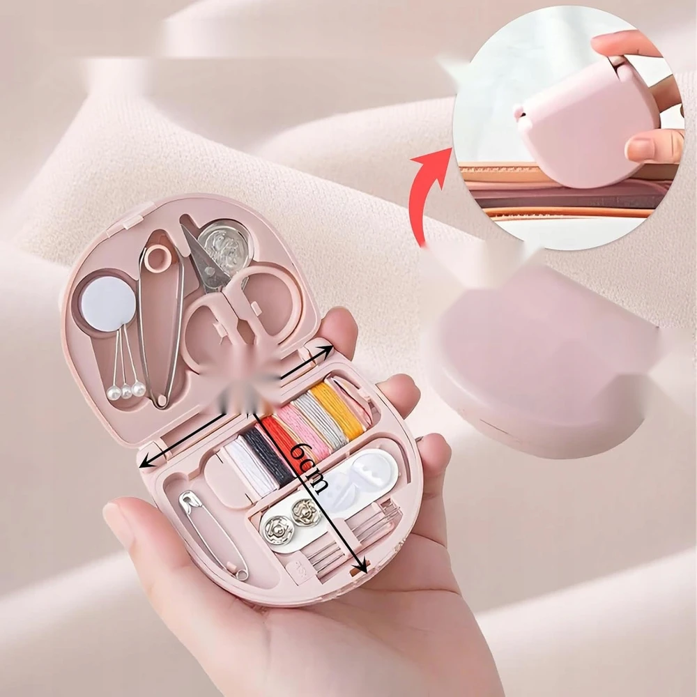 MINI NEŠIMASIS SIUVIMO RINKINYS SU RŪŽOSIOMIS ADATELĖMIS IR SIŪLU 6X7cm