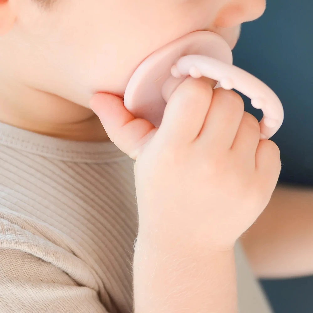Minikoioi Dinaminis silikoninis čiulptukas su rankena 1 vnt. Rožinė 3 m+
