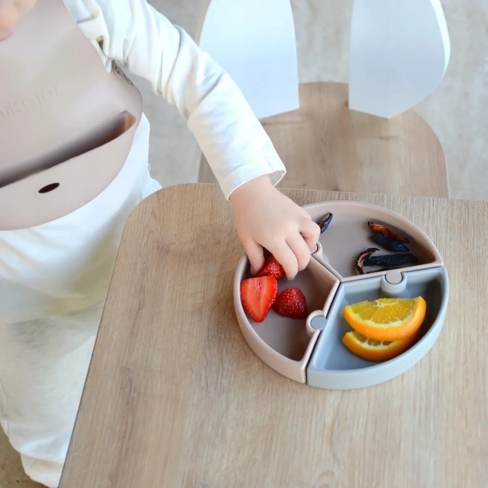 Minikoioi Silikoninė lėkštė vaikams Dėlionė su siurbtuku 3 vnt. 19 cm smėlio spalvos