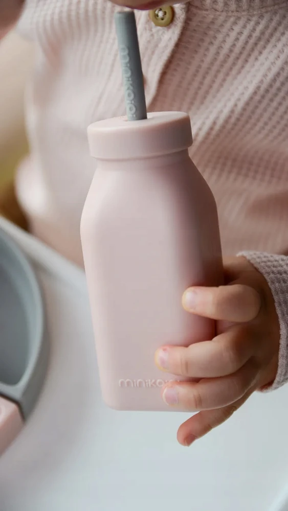 Minikoioi SILIKONINIS BUTELINIS PUODULIS VAIKAMS SU ŠIAUDU IR DANGIU 200 ML 6M+ ROŽINĖS