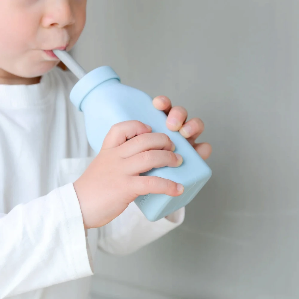 Minikoioi SILIKONINIS BUTELIO PUODLAS VAIKAMS SU ŠIAUDU IR DANGIU 200 ML 6M+ MĖLYNA