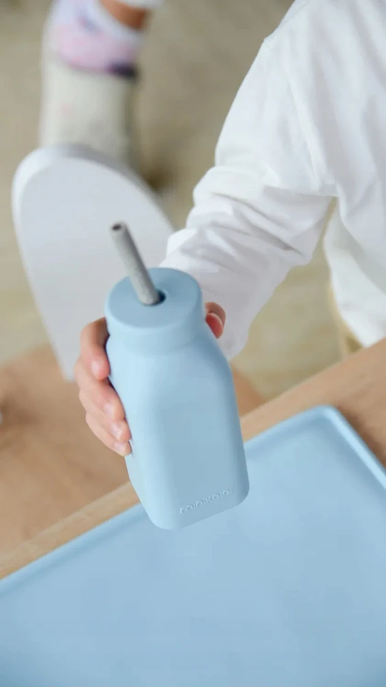 Minikoioi SILIKONINIS BUTELIO PUODLAS VAIKAMS SU ŠIAUDU IR DANGIU 200 ML 6M+ MĖLYNA
