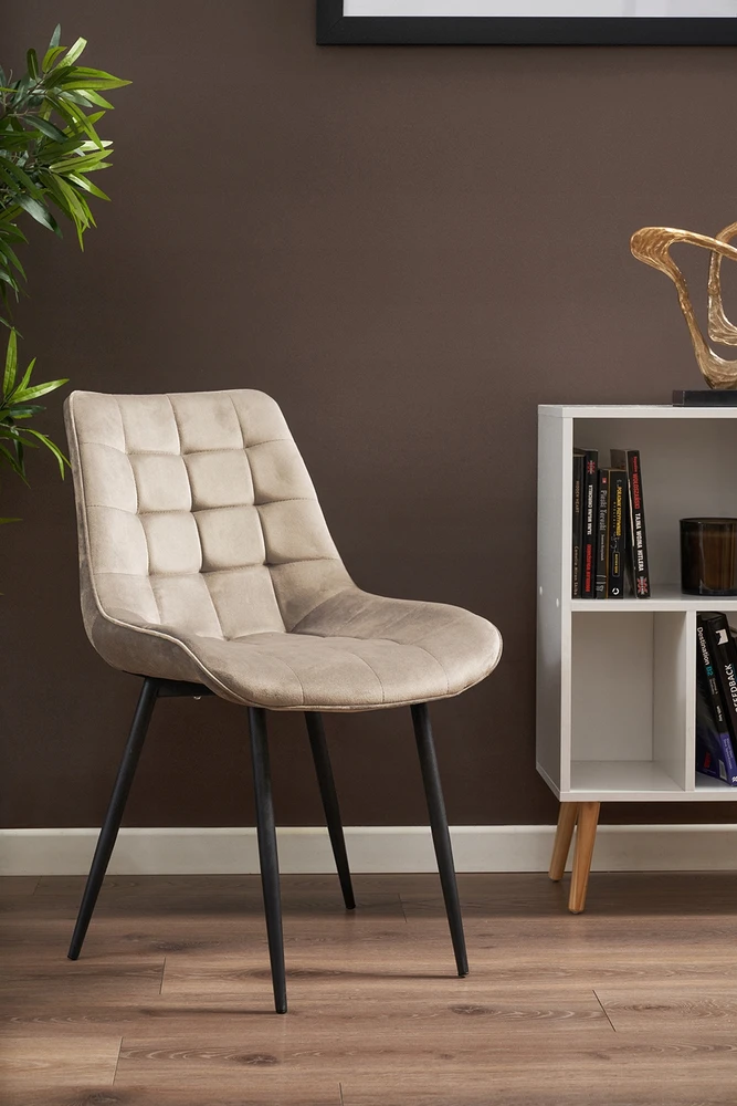 MINKŠTA AKSOMINĖ KĖDĖ svetainei, dygsniuota MISTY smėlio spalvos JUMIhome