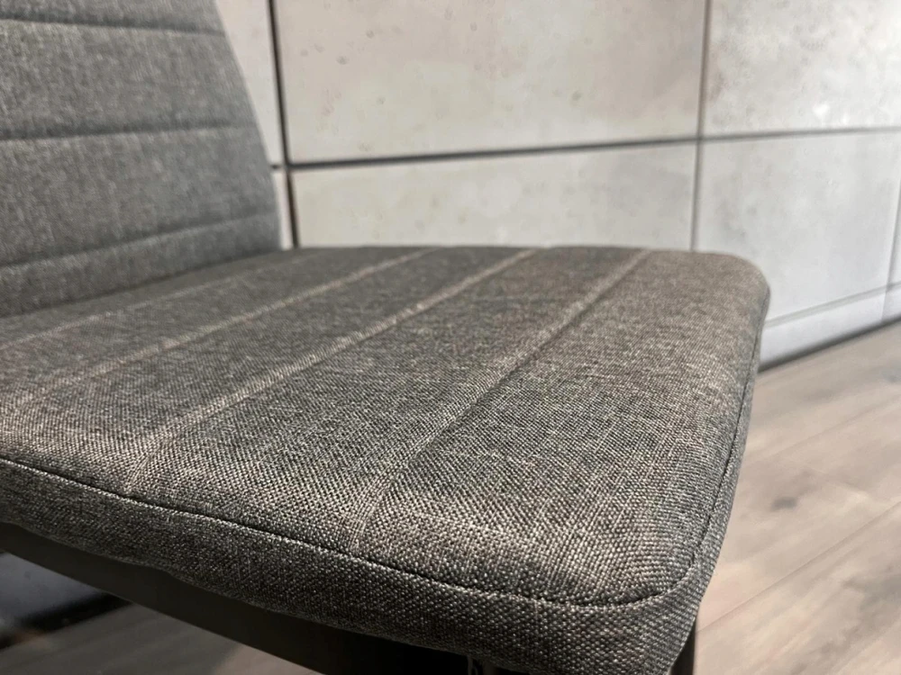 MINŠTA KĖDĖ LUGANO| Pilkas audinys| Juodos modernios kojos