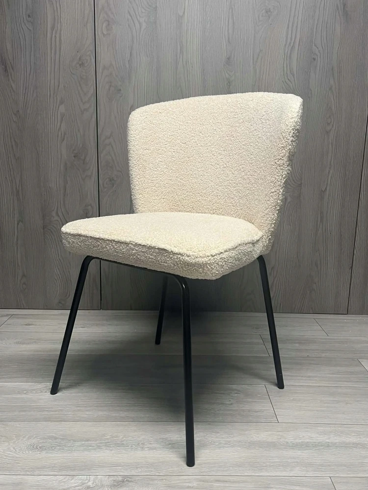 MINŠTA KĖDĖ LUGANO| Smėlio spalvos boucle audinys| Juodos modernios kojos