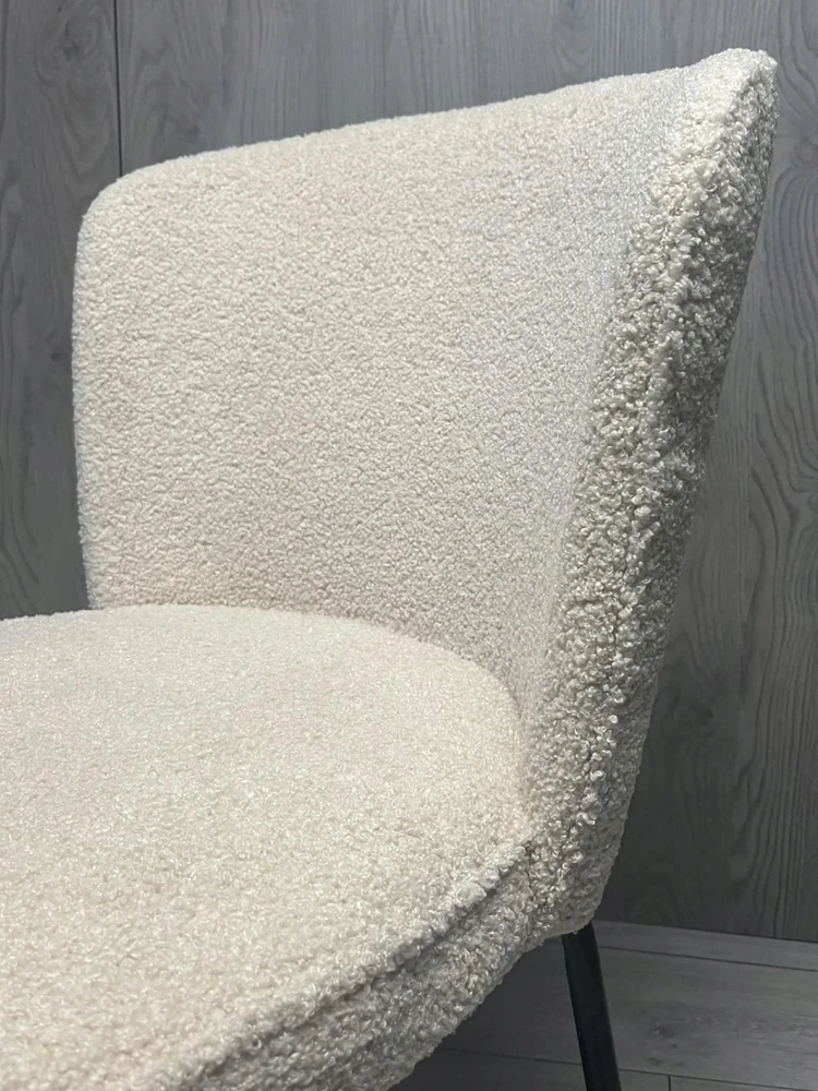 MINŠTA KĖDĖ LUGANO| Smėlio spalvos boucle audinys| Juodos modernios kojos
