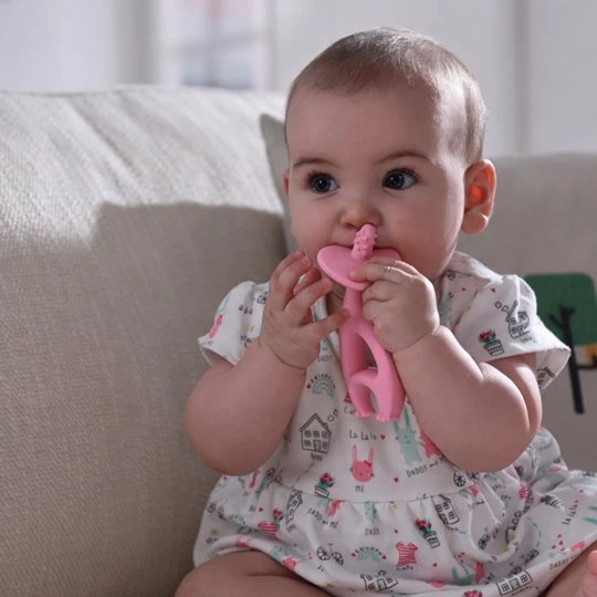 Mombella Dancing Elephant Teether rožinė