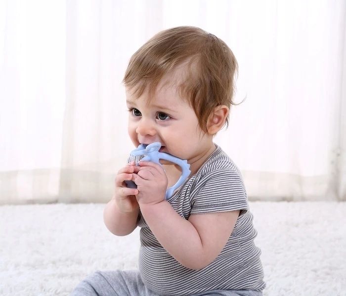 Mombella Teether rankena Monkey Toy mėlyna