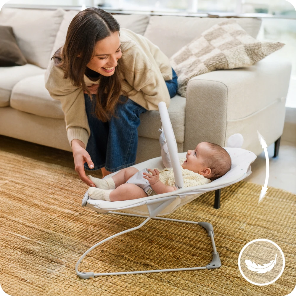 MoMi GLOSSY smėlio spalvos kūdikių bouncer - melodijos, vibracijos, žaislai
