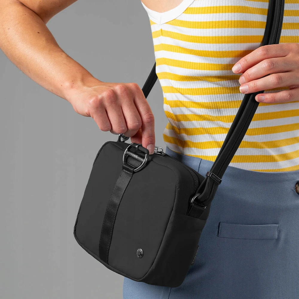 Moteriška rankinė Pacsafe Citysafe CX Econyl su RFID apsauga nuo vagysčių, juoda spalva